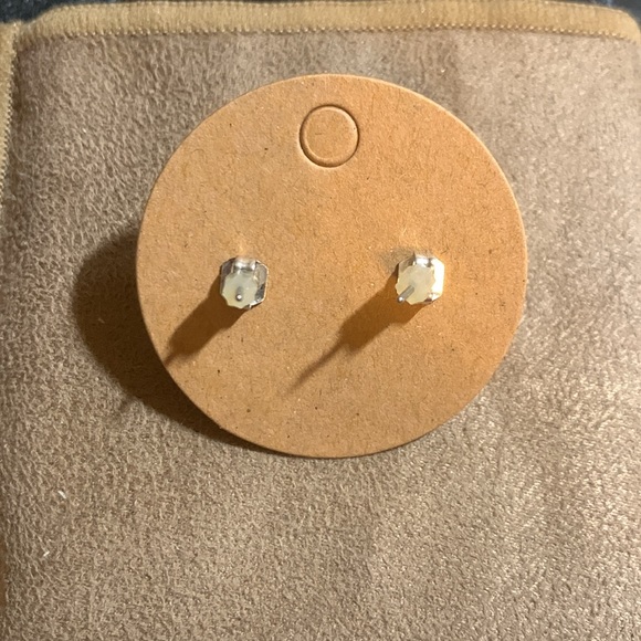 ⭐️*2/$10*⭐️ White Round Imitation Pearl Stud Earrings-BRAND NEW - Picture 2 of 3
